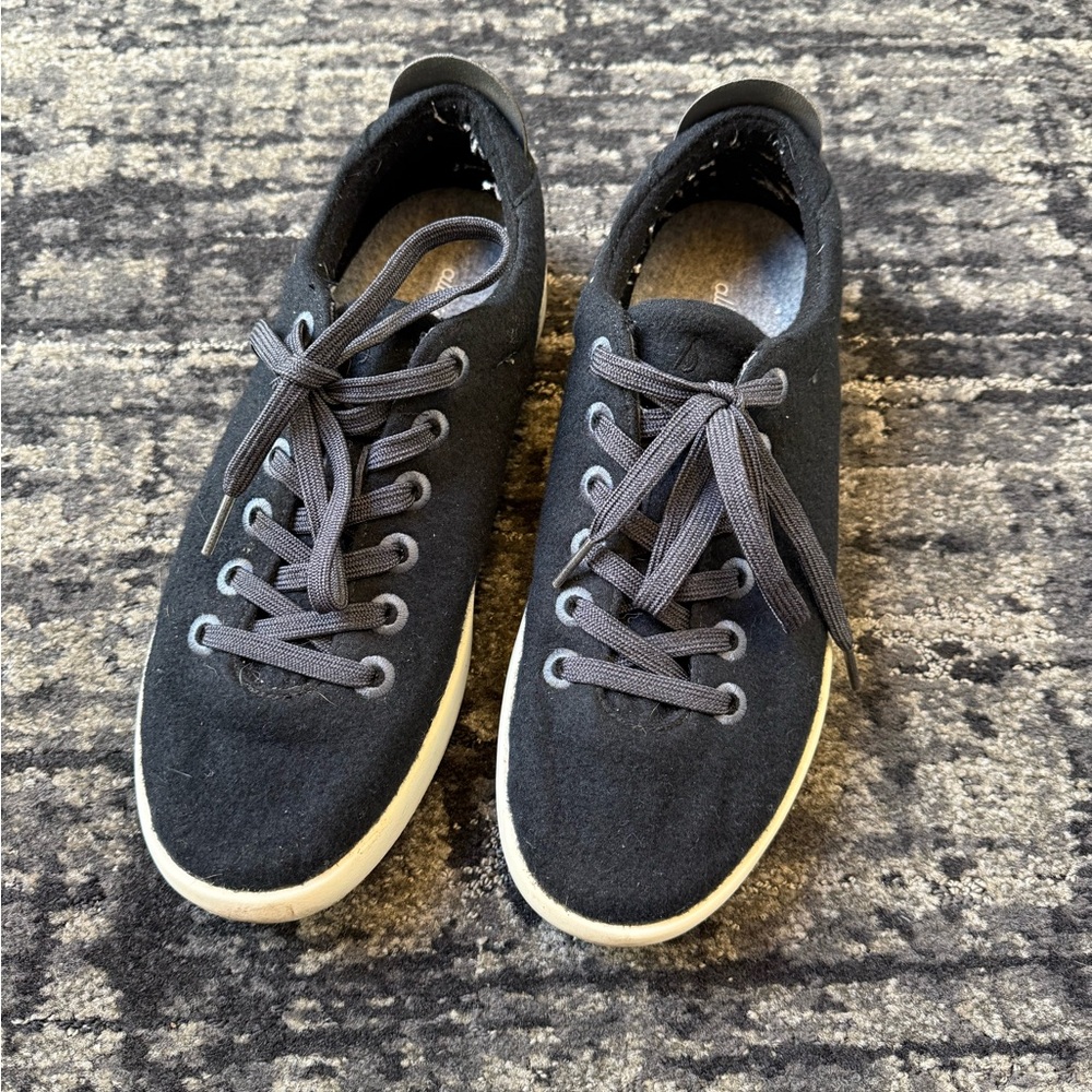 Allbirds Wool Sneakers in Gray/Black size 9
Gently used